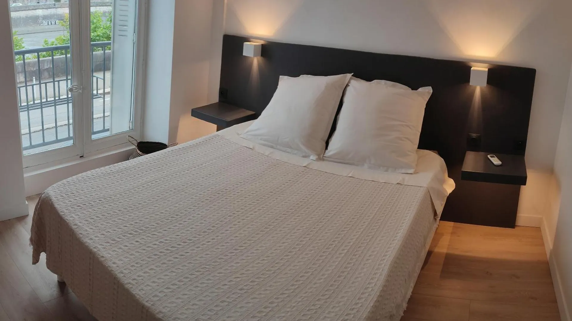 Ideally Located, Air-Conditioned Grenoble Francie